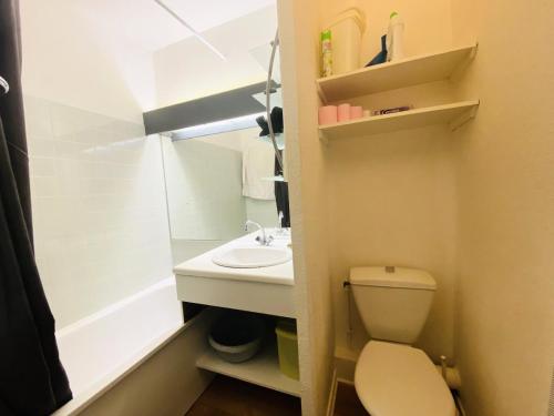 une petite salle de bain avec toilettes et lavabo dans l'établissement Villegiales Tee1 - Appartement dans résidence avec piscine MAE-1184, à La Grande Motte