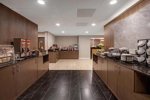a large kitchen with aasteryasteryasteryasteryasteryasteryasteryasteryasteryasteryastery at Best Western Plus Meadowlands in Secaucus