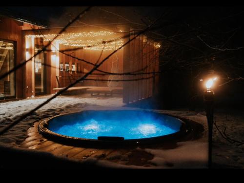 una vasca idromassaggio nella neve di notte di Dobrze mi tu a Czapelsko