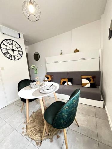 une pièce avec une table, des chaises et un lit dans l'établissement Studio Lumière du Centre - Parking - Romans, à Romans-sur-Isère
