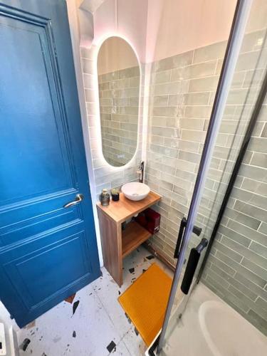 une salle de bain avec un lavabo et un miroir dans l'établissement T3 Le Louvre d' Enghien 2 Rooms 3 Beds 10mn Paris, à Enghien-les-Bains