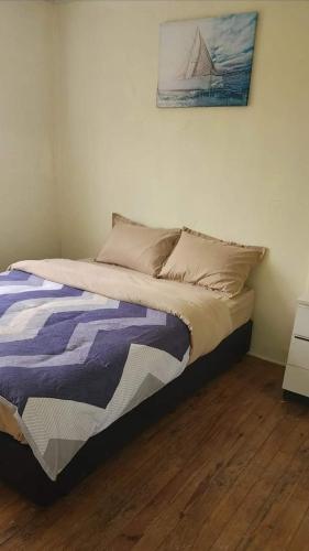 Schlafzimmer mit einem Bett mit Wandgemälde in der Unterkunft Heights View in Lautoka