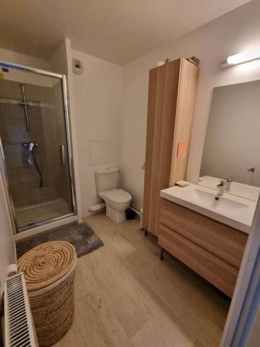 een badkamer met een wastafel, een douche en een toilet bij Appartement en résidence - Trappes in Trappes