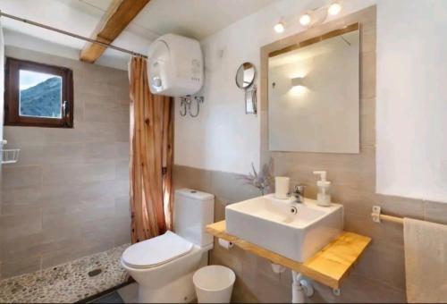 エルミグアにあるCasa Tajarasteのバスルーム(白い洗面台、トイレ付)