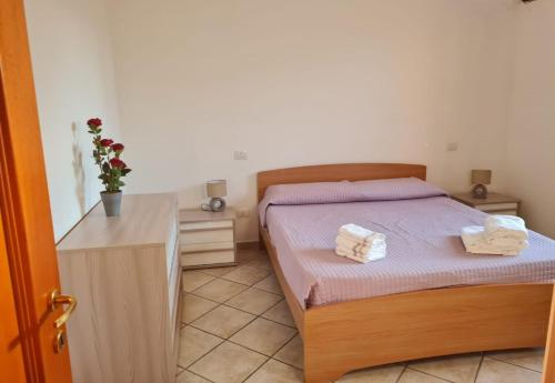 - une chambre avec un lit et 2 serviettes dans l'établissement Casa Vacanza Pula, à Pula