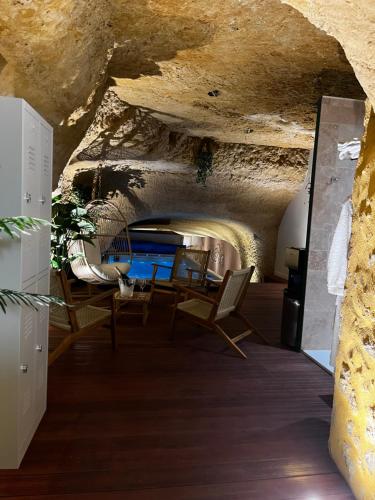 Φωτογραφία από το άλμπουμ του Hôtel-Restaurant-Chambre Insolite Spa - Le XII de Luynes σε Luynes