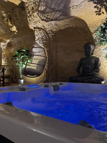 Φωτογραφία από το άλμπουμ του Hôtel-Restaurant-Chambre Insolite Spa - Le XII de Luynes σε Luynes