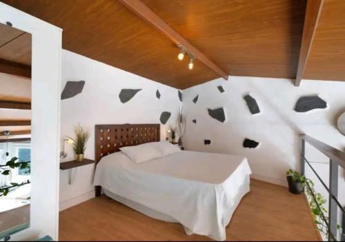 エルミグアにあるCasa Tajarasteのベッドルーム1室(ベッド1台付)が備わります。