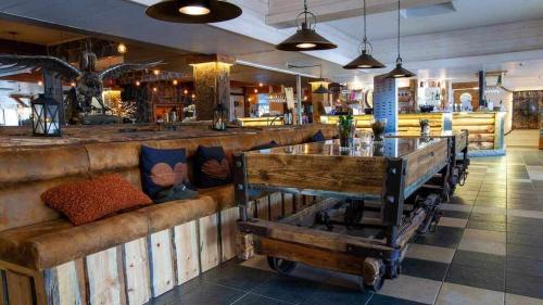 um bar com bancos de madeira num restaurante em Ellivuori Resort Paradise em Sastamala