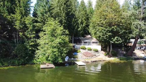 a house on the shore of a lake at Guppies Lakehouse-Prvt. Lake Acc, Close to Rainier in Graham