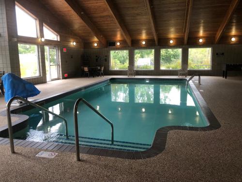 una gran piscina en un edificio con en Boarders Inn and Suites by Cobblestone Hotels - Fayette, en Fayette