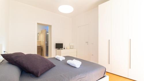 a bedroom with a bed with two towels on it at Sardinianworld - Casa Sofia in Oristano