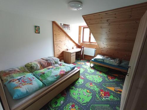 מיטה או מיטות בחדר ב-Ubytování U Janka