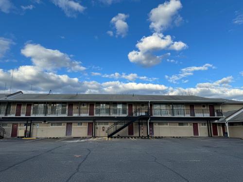 un bâtiment avec un parking en face de celui-ci dans l'établissement Royal Motel, à Secaucus