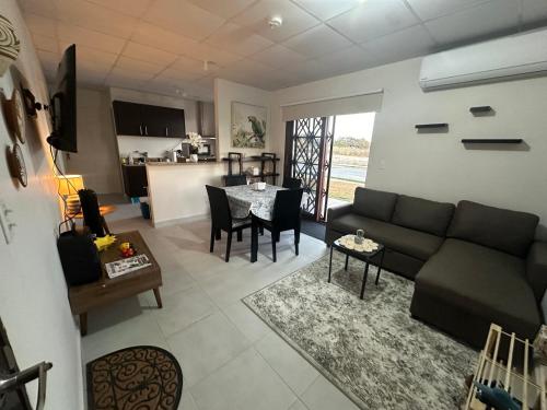 ein Wohnzimmer mit einem Sofa und einem Tisch in der Unterkunft Mi casa es su casa at Villas de Santamaría in Penonomé
