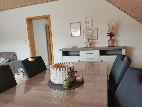 - une table à manger avec un gâteau dans l'établissement L'escapade, à Rimling