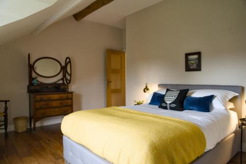 a bedroom with a large bed and a mirror at The Beeches - Chatsworth Apartment No 5 - Sleep2 in Baslow