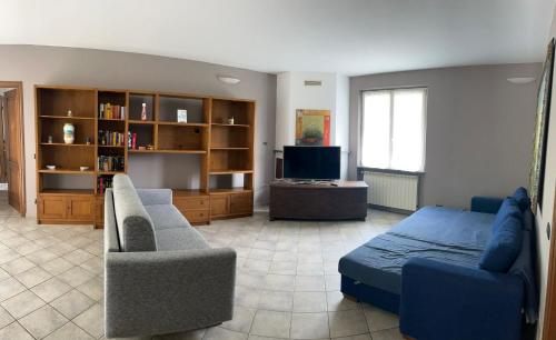 sala de estar con sofá y cama en Casa Perin, en Vezzano Ligure