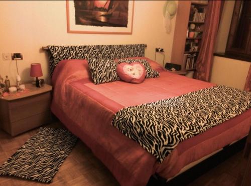 - une chambre avec un grand lit et une couverture noire et blanche dans l'établissement Villa Indipendente, à Castello-Molina di Fiemme