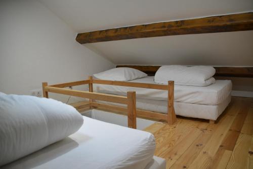deux lits superposés dans une chambre avec parquet dans l'établissement Gite Mont Lozère, à Le Pont-de-Montvert