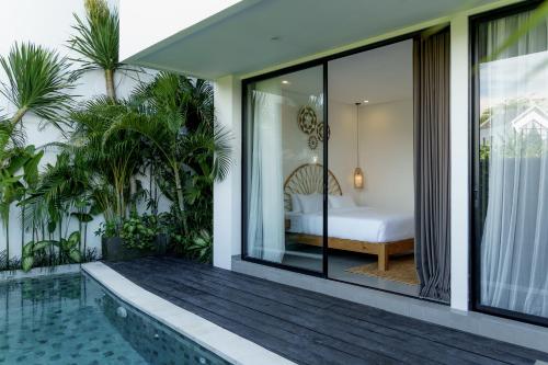 - une chambre dans une villa avec piscine dans l'établissement Sunny Aparts 1, à Canggu