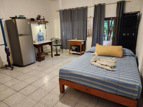 シワタネホにあるBudget friendly / Homestay / with private balconyのベッドルーム1室(青と白の掛け布団付きのベッド1台付)