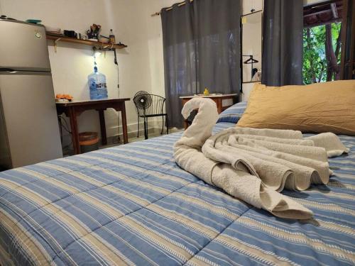 シワタネホにあるBudget friendly / Homestay / with private balconyのベッド(タオル一枚付)