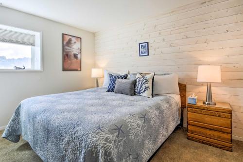 Ένα ή περισσότερα κρεβάτια σε δωμάτιο στο Beachfront Lincoln City Condo-Patio and Pool Access!