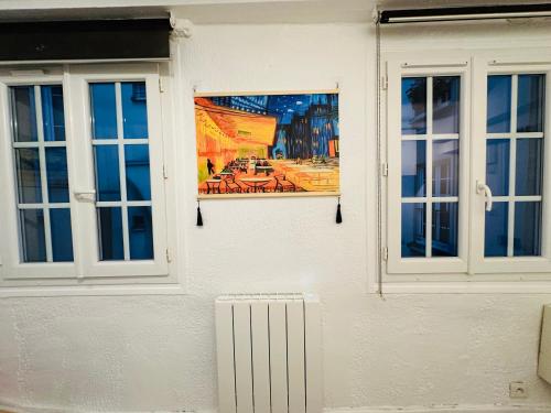 un dipinto sul lato di un edificio con due finestre di Dream Dwell Paris - apart in historical building near quartier Marais a Parigi