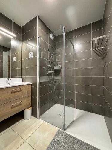 une salle de bain avec douche et lavabo dans l'établissement Magnifique appt NEUF 6 pers - vue montagne St Lary - curistes ok, à Vielle-Aure