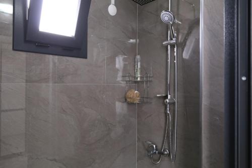 La salle de bains est pourvue d'une douche et d'une télévision. dans l'établissement Sama house, à Rize