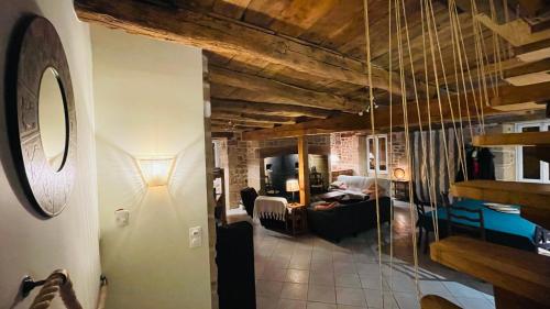 un salon avec un canapé et une table dans l'établissement Authentique havre de Paix en Corrèze, à Darazac