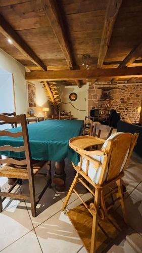 - une salle à manger avec une table de ping-pong et des chaises dans l'établissement Authentique havre de Paix en Corrèze, à Darazac