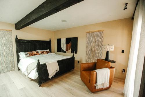 Un pat sau paturi într-o cameră la Stunning Villa in Princeton, NJ
