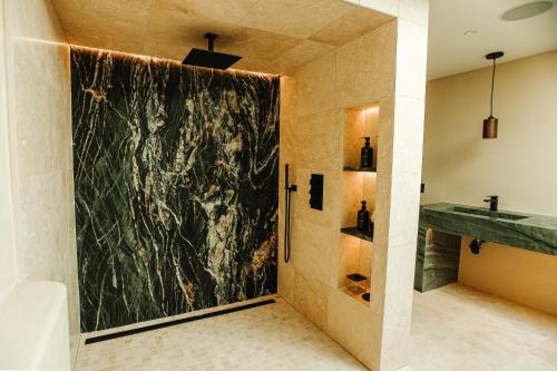 La salle de bains est pourvue d'une douche et d'une grande peinture murale. dans l'établissement Stunning Villa in Princeton, NJ, à Princeton