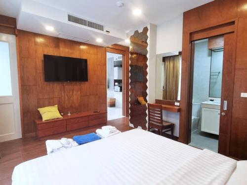 Μια τηλεόραση ή/και κέντρο ψυχαγωγίας στο Q Kata Residence