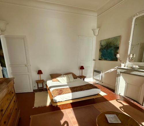 une chambre avec un lit et une cheminée dans l'établissement VILLA VALENTINE, vue panoramique sur la mer et les iles, Corniche Kennedy, Marseille, à Marseille