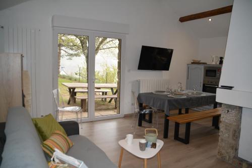 un salon avec un canapé et une table dans l'établissement Gite Mont Lozère, à Le Pont-de-Montvert