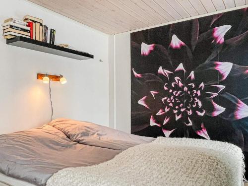 - une chambre avec une fresque murale représentant des fleurs dans l'établissement Holiday home MÖNSTERÅS VII, à Mönsterås
