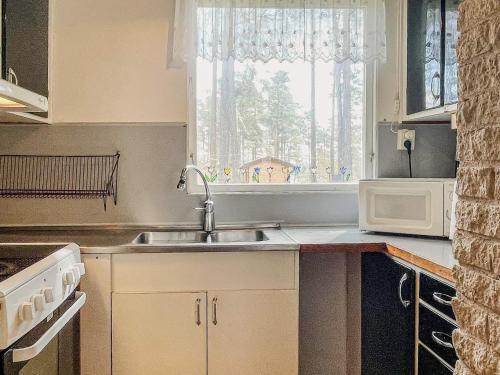 une cuisine avec un évier et une fenêtre dans l'établissement Holiday home MÖNSTERÅS VII, à Mönsterås