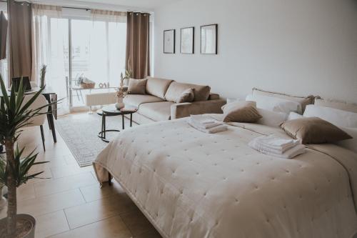 Ένα ή περισσότερα κρεβάτια σε δωμάτιο στο Uniq Apartment zum Wohlfühlen mit Weserblick und Balkon in Toplage