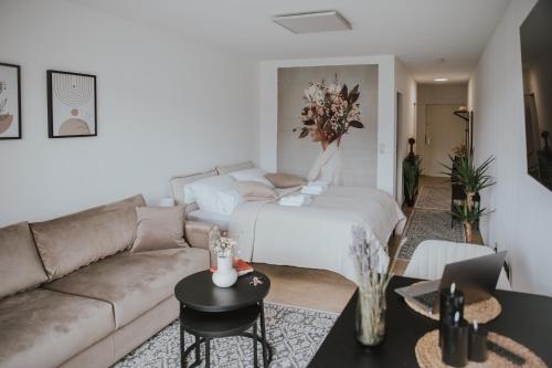 un soggiorno con letto e divano di Moderne Wohnung mit Weserblick und Uferpromenade a Brema