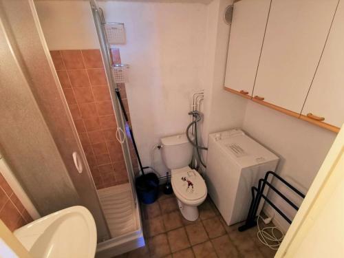 une petite salle de bain avec toilettes et douche dans l'établissement Résidence Port Rose 2 - Appartement deux pièces mezzanine - 4 couchages PORT LEUCATE MAE-1681, à Leucate