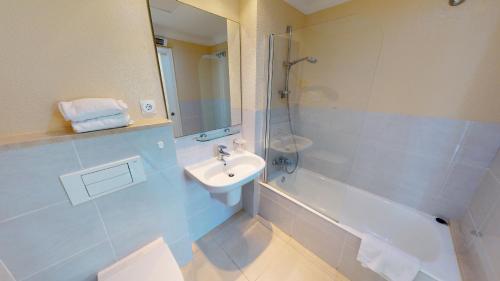 ein Bad mit einem Waschbecken, einer Dusche und einem WC in der Unterkunft Utopia by Oliva Nova in Oliva