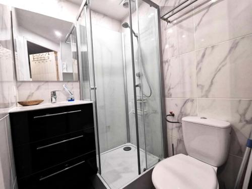 une salle de bain avec une douche, des toilettes et un lavabo dans l'établissement Résidence Maisons De La Mer 1 - Maisons & Villas pour 5 Personnes 691, à Leucate