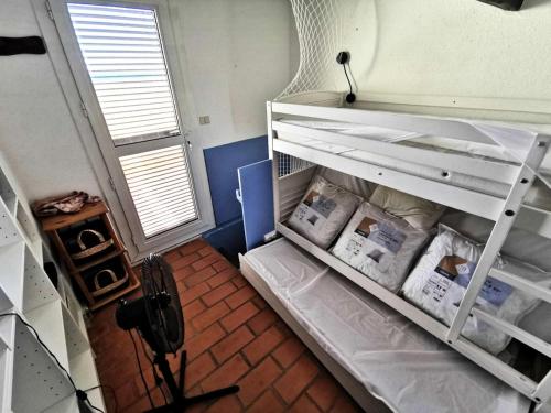Cette chambre dispose de lits superposés. dans l'établissement Résidence Maisons De La Mer 1 - Maisons & Villas pour 5 Personnes 691, à Leucate