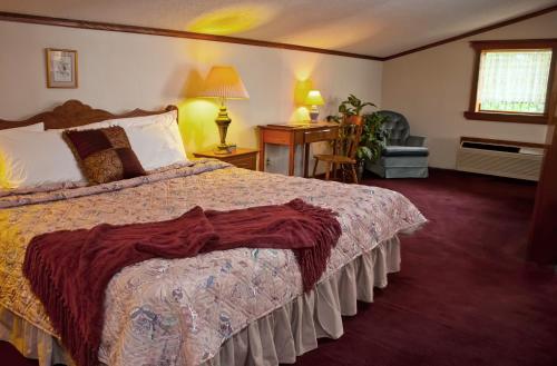 1 dormitorio con 1 cama grande en una habitación en Bavarian Inn Motel & Restaurant, en Eureka Springs