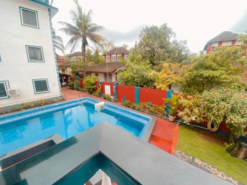 een zwembad in de achtertuin van een huis bij Honeydew Suites and Villas by Goaround Homes in Vagator