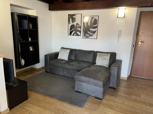 sala de estar con sofá y TV en Petite maison en Fiumicino