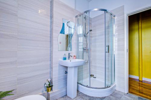 La salle de bains est pourvue d'un lavabo et d'une douche. dans l'établissement Cozy Apartments near Central Dubai, à Dubaï